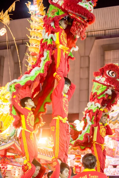 Acrobatas estão realizando uma dança de leão e dragão — Fotografia de Stock