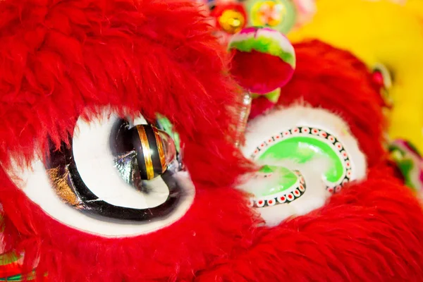 Acrobats are performing a lion and dragon dance — Stock Photo, Image