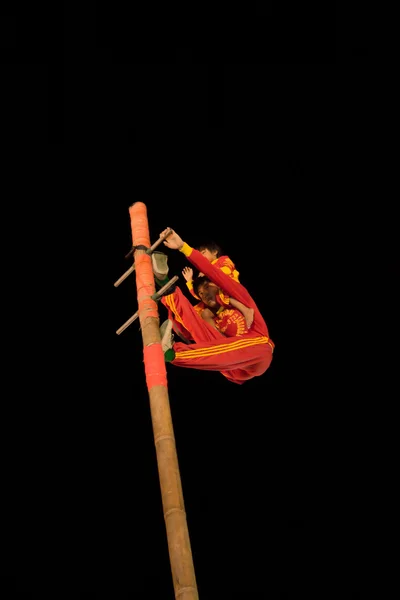 Acrobats grimpent un poteau en bois — Photo