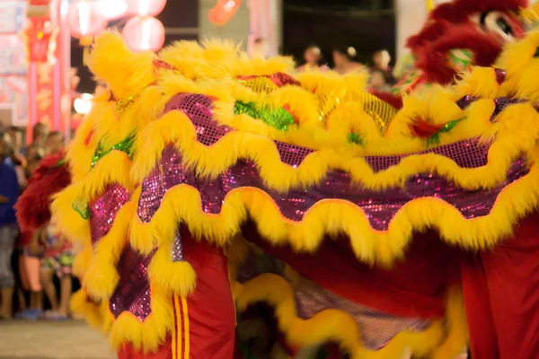Acrobatas estão realizando uma dança de leão e dragão — Fotografia de Stock