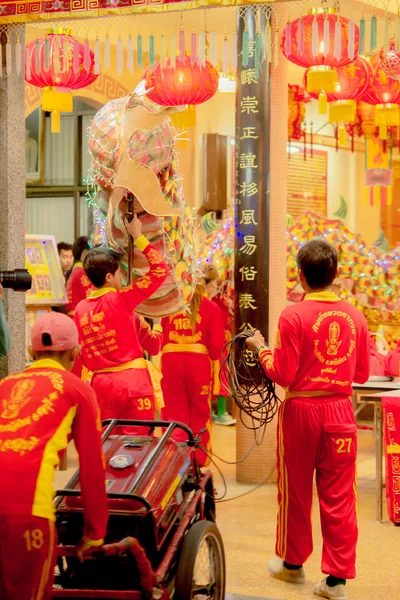 Acrobatas estão realizando uma dança de leão e dragão — Fotografia de Stock