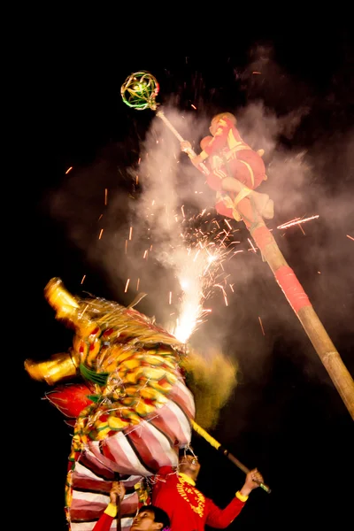 Acrobatas estão realizando uma dança de leão e dragão — Fotografia de Stock