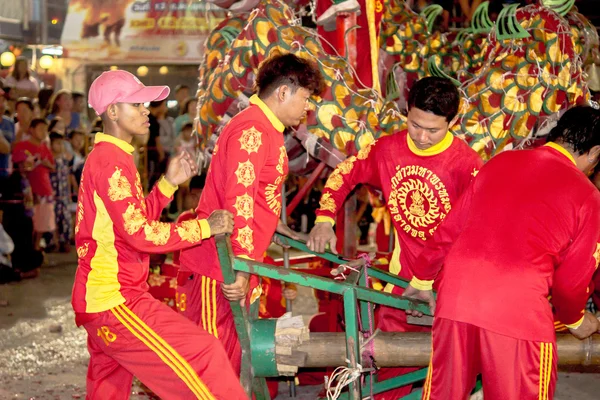 Acrobats están realizando una danza de león y dragón — Foto de Stock