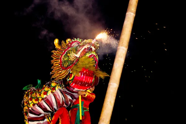 Acrobats están realizando una danza de león y dragón — Foto de Stock