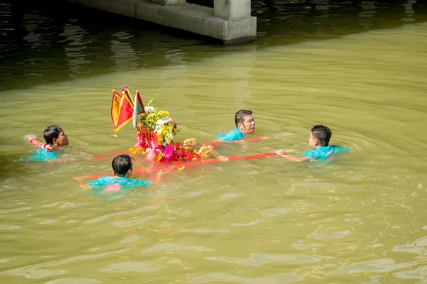 Deusa chinesa Palanquins são transportados através do rio — Fotografia de Stock