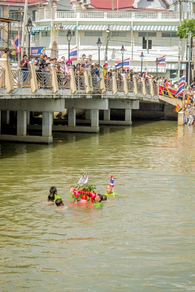 Chińska bogini palanquins są prowadzone przez rzekę — Zdjęcie stockowe