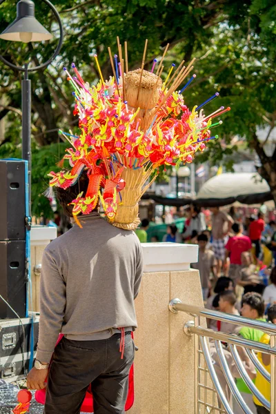 Homem vendendo brinquedos de papel dragão chinês — Fotografia de Stock