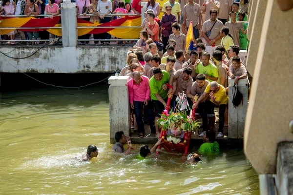 Chinese godin palanquins worden vervoerd over de rivier — Stockfoto