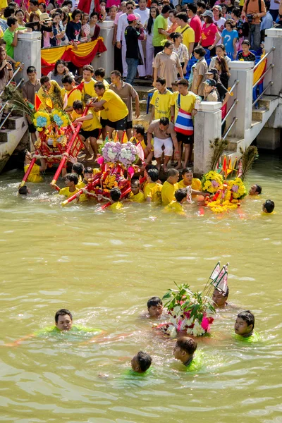 Los palanquines de la diosa china se llevan a través del río — Foto de Stock