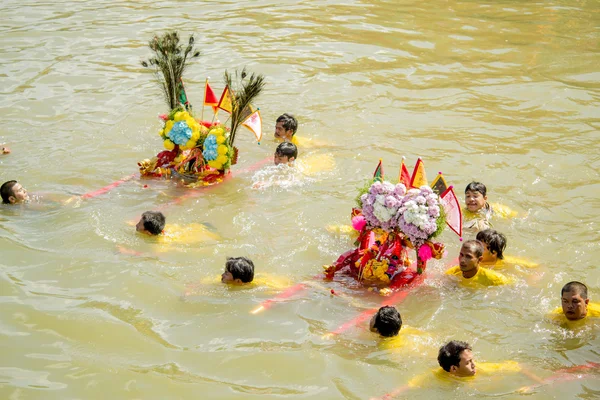 Chinese godin palanquins worden vervoerd over de rivier — Stockfoto