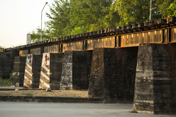 Ferrocarril sobre la carretera — Foto de Stock