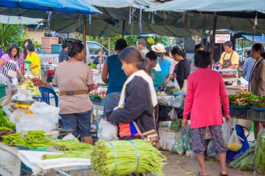 İnsanlar alışveriş yapıyor