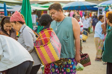 İnsanlar alışveriş yapıyor