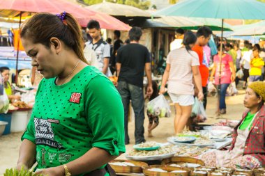 İnsanlar alışveriş yapıyor