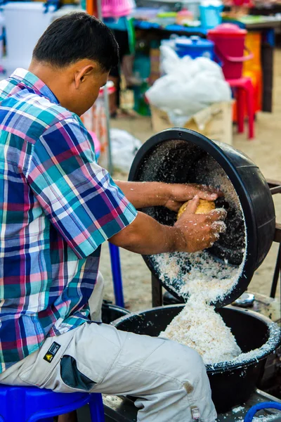 Man som säljer kokosmjölk på thailändska urban marknad den 6 mars 2014 i nakornsrithammarat, thailand. — Stockfoto