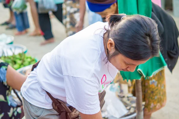 İnsanlar alışveriş yapıyor
