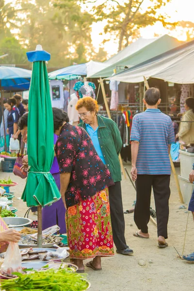 İnsanlar alışveriş yapıyor