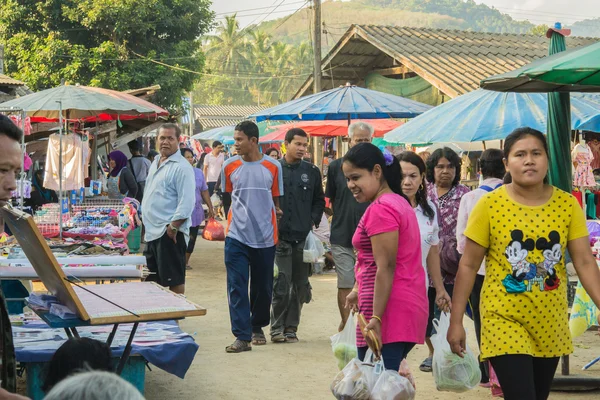 İnsanlar alışveriş yapıyor