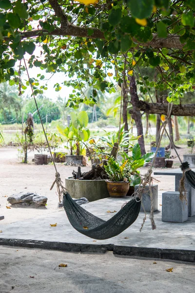 bir ağacın altında beşik