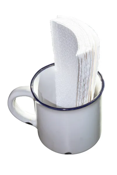 metal bir fincan izole kırpma yolu ile kağıt mendil