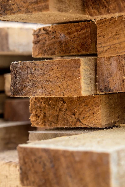 Barras de madera cortadas en la industria del mueble —  Fotos de Stock