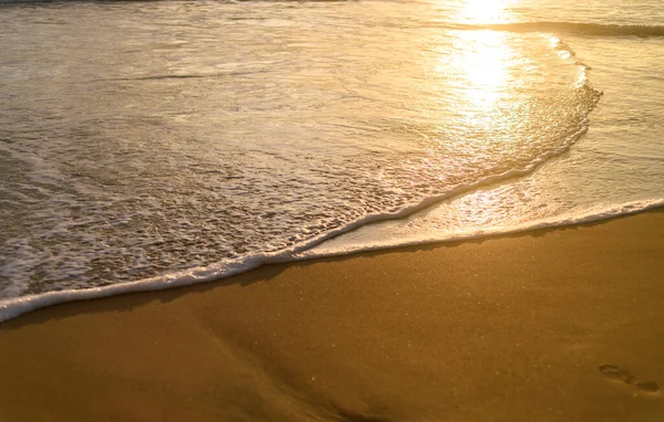 Sonnenuntergangslicht Das Auf Die Meereswellen Fällt Tropischer Sandstrand Bei Sonnenuntergang — Stockfoto