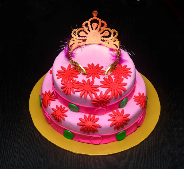 Bellissima Torta Nuziale Due Livelli Fatta Casa Con Una Tiara — Foto Stock