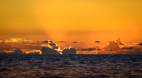 Sonnenuntergänge Hinter Den Wolken Horizont Des Indischen Ozeans Orangefarbener Himmel — Stockfoto