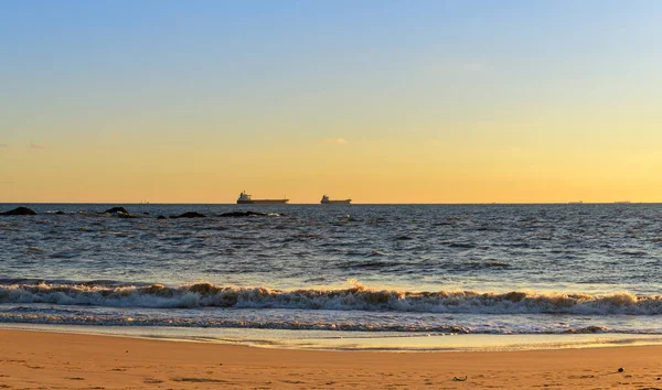 Frachtschiffe Fahren Horizont Des Ozeans Schönen Abend Der Nähe Des — Stockfoto