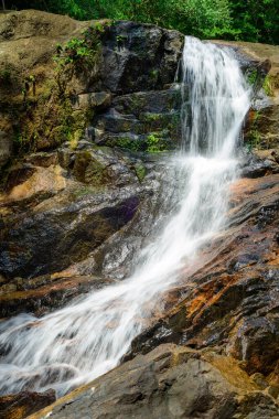 Güzel Andahelena Ella Şelalesi Elpitiya, Sri Lanka 'da. Su akıntısı, tropik yağmur ormanlarındaki yemyeşil yemyeşil sularla çevrili ıslak yosunlu kayaların arasından çağlayarak akıyordu..