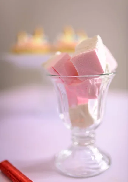 Szkło Wypełnione Pastelowym Różowym Kolorem Miękkie Pianki Dzieci Urodziny Żywności — Zdjęcie stockowe