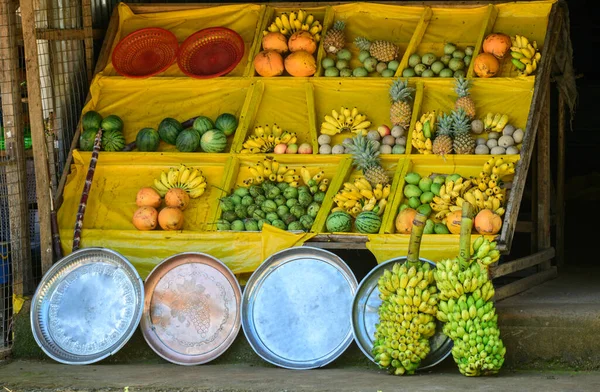 カタラガマ寺近くの露店では様々な果物が売られている — ストック写真