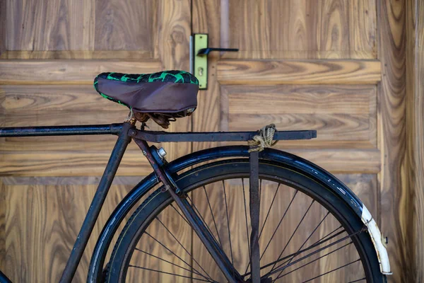 Παλιομοδίτικο Παλιό Ποδήλατο Ενάντια Στην Ξύλινη Πόρτα Κοντινό Πλάνο — Φωτογραφία Αρχείου