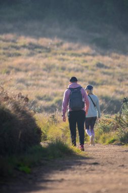 Sabah Horton Plains Ulusal Parkı 'nda bir çift yürüyüş yapıyor..