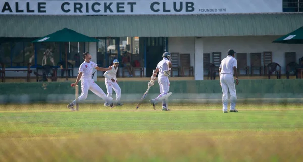 Galle, Sri Lanka - 02 03 2022: Galle kriket klubünde kırmızı top oyunu oynayan okul kriketçileri.
