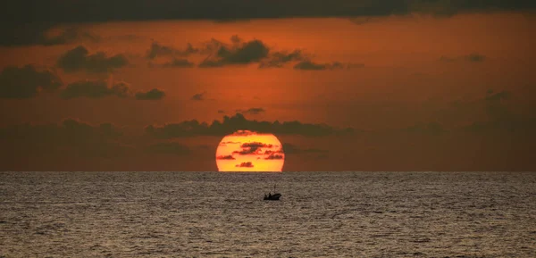 Kleines Fischerboot Und Der Sonnenuntergang Ein Kleines Fischerboot Segelt Während — Stockfoto