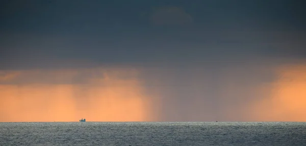 Regen Fernen Horizont Ozean Dunkle Wolken Und Regen Abend — Stockfoto