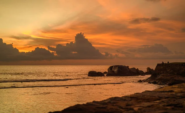 Schöner Sonnenuntergang Strand Der Festung Galle Gelblich Orangefarbene Farben Spiegeln — Stockfoto