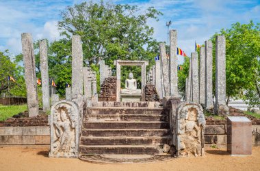 Thuparama Buda heykeli ve tapınak kalıntıları, kutsal Anuradhapura şehrinde bir dünya mirası alanı..