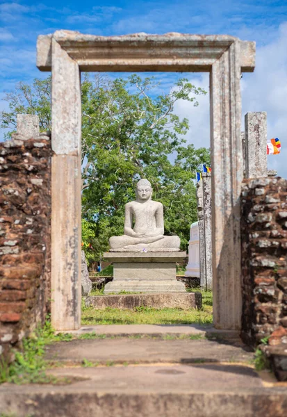 Estátua Buda Thuparama Ruínas Templo Património Mundial Cidade Sagrada Anuradhapura — Fotografia de Stock