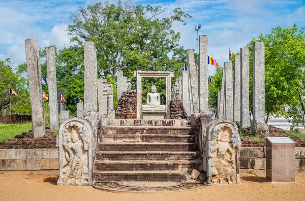 Estátua Buda Thuparama Ruínas Templo Patrimônio Mundial Cidade Sagrada Anuradhapura — Fotografia de Stock