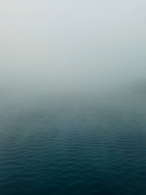 Volga nehrinin sakin sularına sis çöker ve kasvetli bir atmosfer yaratır.