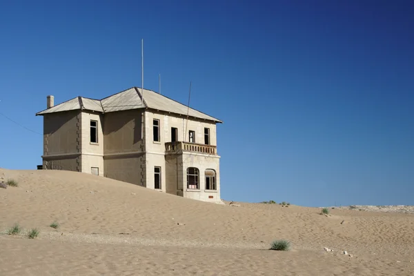 Kolmanskop v Namibiiシェフの顧客に提供する前に皿を試飲 — Stock fotografie