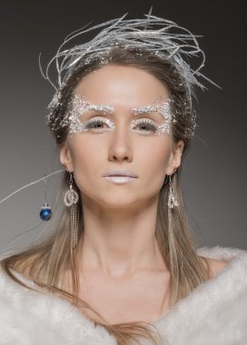 kar kraliçesi resmi olarak giyinmiş güzel kız