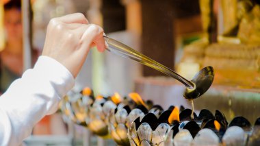 Tay tarzında metal mum Tay Tapınak, Chiang Ma doldurma petrol