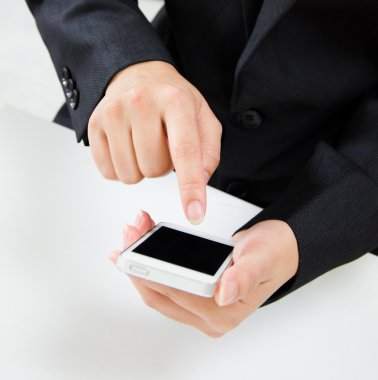 Ellerini tutarak ve akıllı telefon izole üzerinde beyaz işaret 