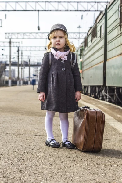 Meisje op het treinstation — Stockfoto