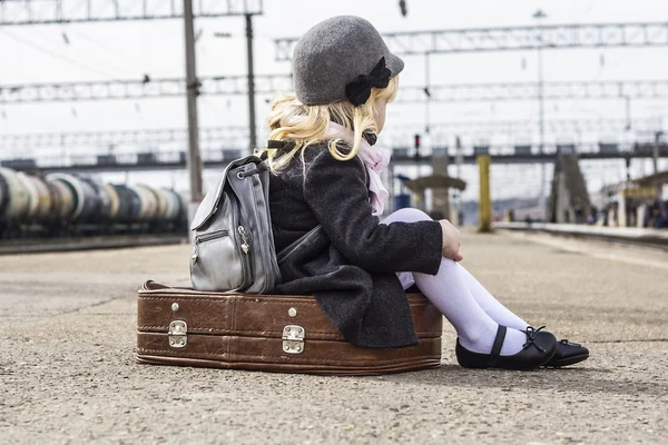 Ragazza alla stazione ferroviaria — Foto Stock