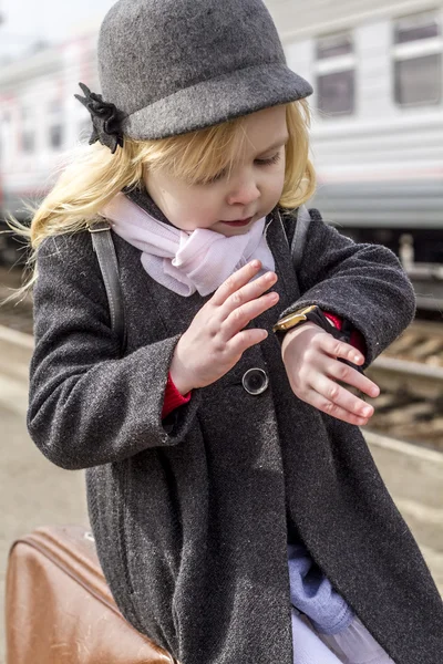 Ragazza alla stazione ferroviaria — Foto Stock