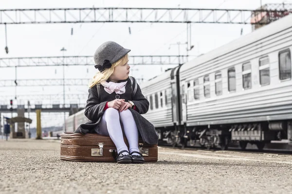 Meisje op het treinstation — Stockfoto